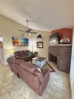 Smart TV - NEW- Beautiful Family Size Condo- On The Water- Pool- Hot Tub- Beach (Corpus Christi)