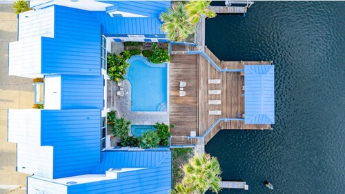 NEW- Beautiful Family Size Condo- On The Water- Pool- Hot Tub- Beach