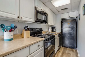 Fridge, microwave, oven, stovetop - Bluewater East 406N (Ocean City)