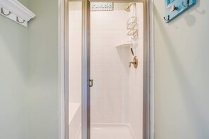 Douche, sèche-cheveux, serviettes fournies, shampoing