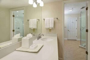 Shower, hair dryer, towels, toilet paper -  Stunning Ocean Palms 3BD/3BA villa with free golf, tennis and pickleball! (Hilton Head Island)
