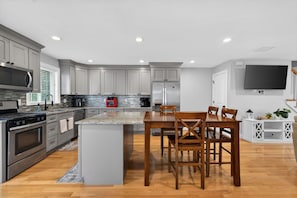Fridge, microwave, oven, stovetop - Fully Furnished, Luxurious Smart Home, 5 Bedrooms w/dedicated Office (Framingham)