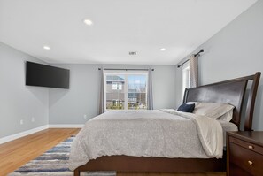 5 bedrooms, desk, travel crib, free WiFi - Fully Furnished, Luxurious Smart Home, 5 Bedrooms w/dedicated Office (Framingham)