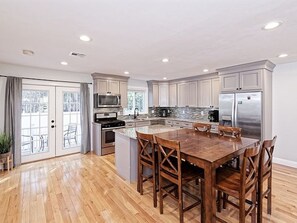 雪櫃、微波爐、焗爐、爐具