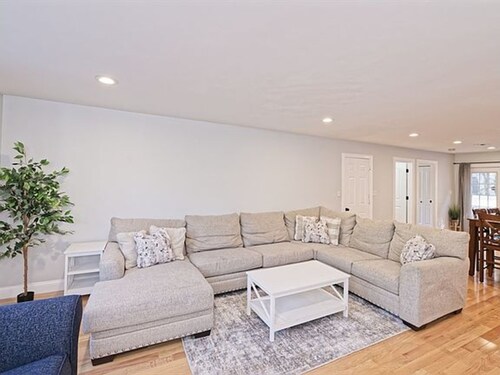 Fully Furnished, Luxurious Smart Home, 5 Bedrooms w/dedicated Office