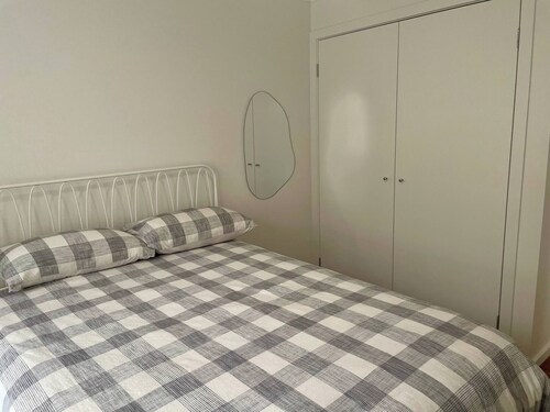 Bright Quiet Retreat - Park & Coast