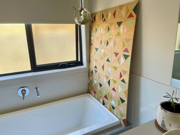 Bathroom - Bright Quiet Retreat - Park & Coast (Warrnambool)