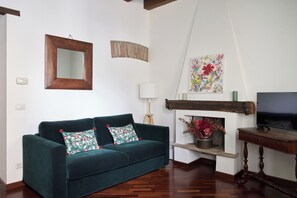 TV - "Milanese interior" a stone's throw from downtown. (Milano)