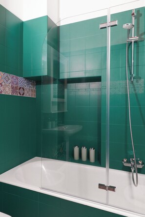 Hair dryer, bidet, towels, soap - "Milanese interior" a stone's throw from downtown. (Milano)