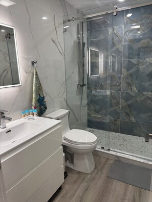 Een haardroger, handdoeken, zeep, toiletpapier