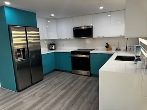 Microwave, oven, stovetop, dishwasher - Lemon Fish Casita, Canal Front in Saint James City Florida. (Saint James City)