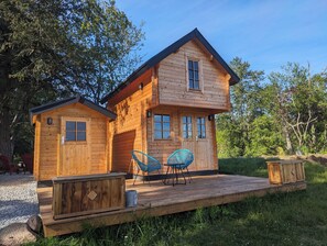 Property grounds - Farmhouse Retreat 15 minutes from downtown Victoria (Victoria)