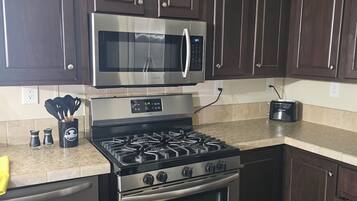 Microondas, horno, parrilla de estufa y lavavajillas