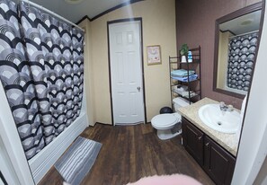 Towels, soap, toilet paper - Beautiful 5-bedroom Home!! Very spacious (Iraan)