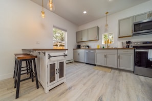 Jääkaappi, mikroaaltouuni, uuni, liesi