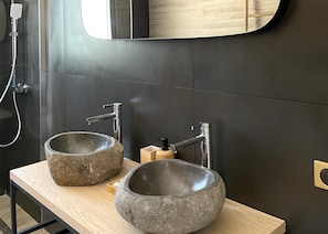 Douche, séchoir à cheveux, serviettes fournies