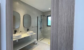 Douche, séchoir à cheveux, serviettes fournies