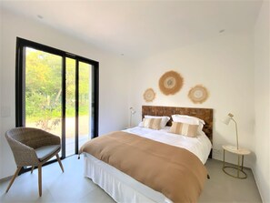 4 makuuhuonetta, silitysrauta/-lauta, vauvan matkasänky, Wi-Fi