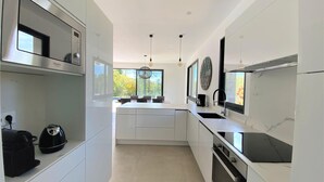 Wasserkocher mit Kaffee-/Teezubehör, Kühlschrank, Mikrowelle, Ofen