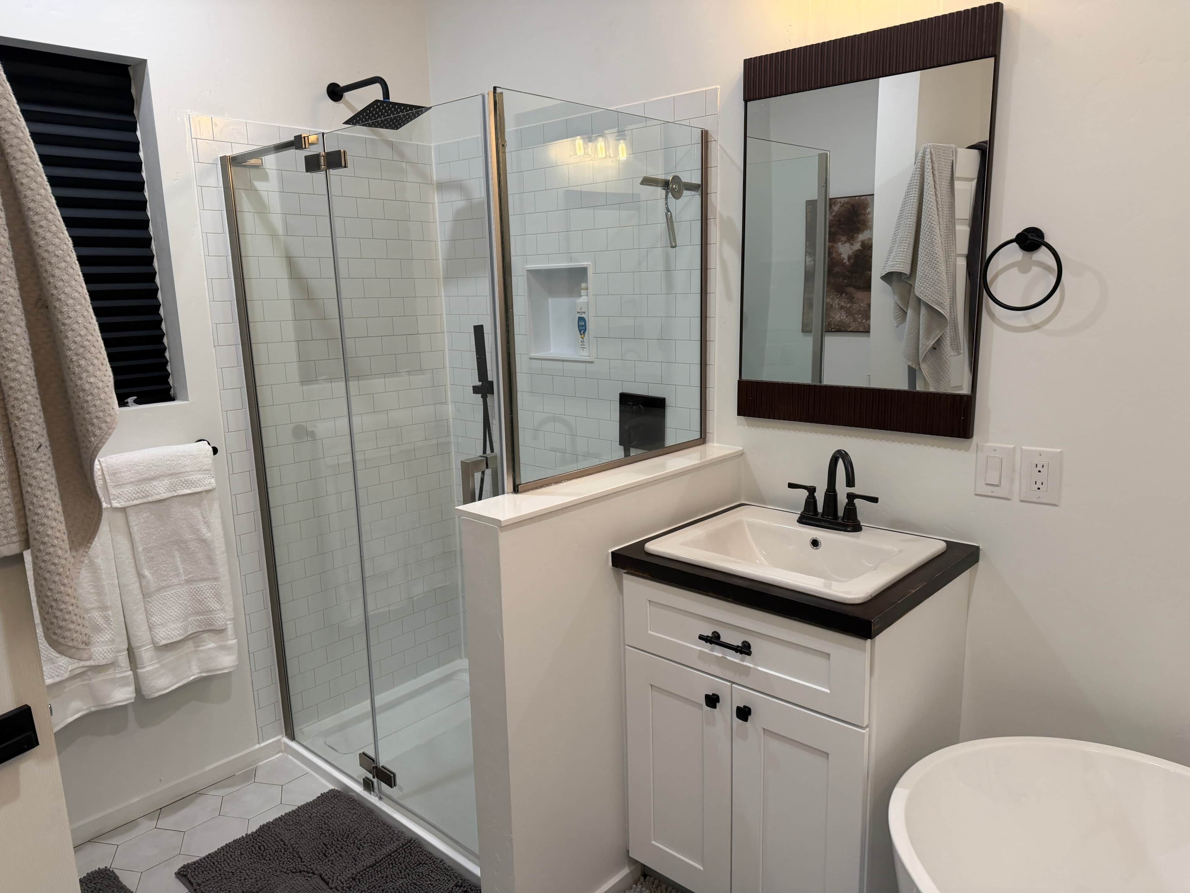 Regadera, secadora de cabello, bidet, jabón 