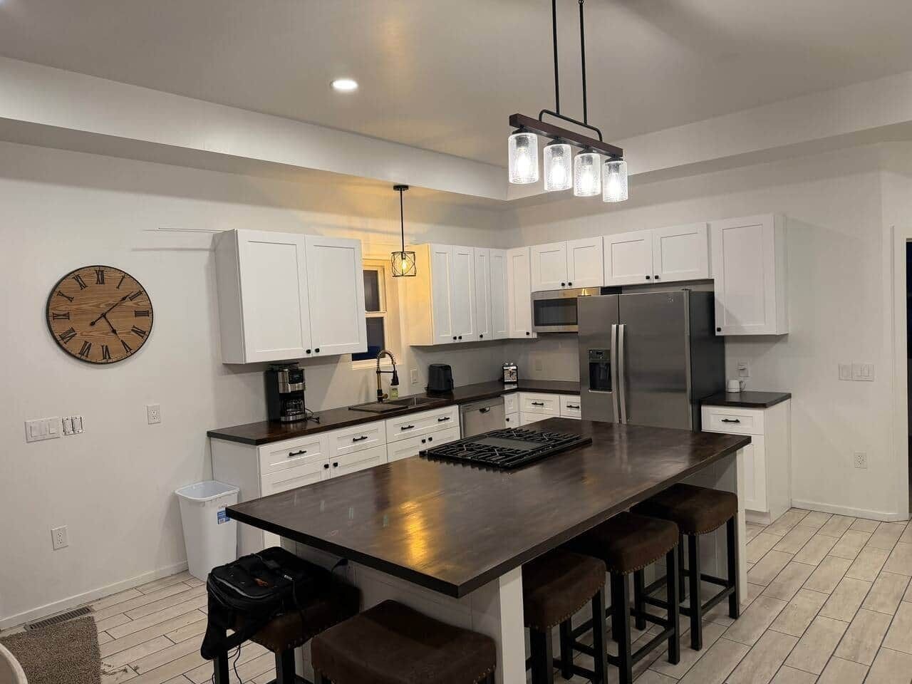 冷蔵庫、電子レンジ、オーブン、コンロ