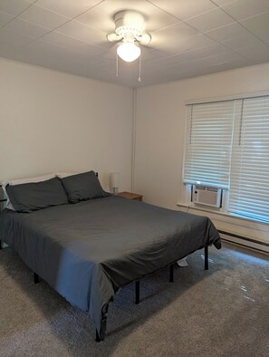 Iron/ironing board, WiFi, bed sheets - Lovely 2-bedroom top floor apartment with parking and laundry in peaceful Fargo (Fargo)
