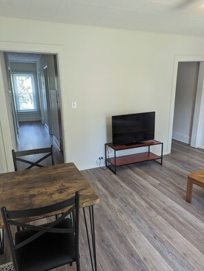 Dining - Lovely 2-bedroom top floor apartment with parking and laundry in peaceful Fargo (Fargo)