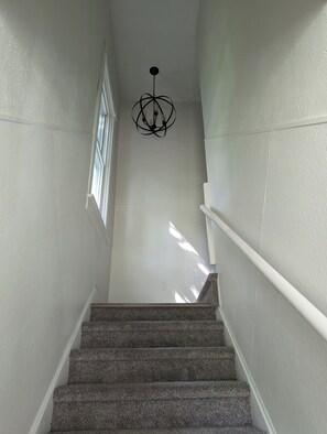 Interior - Lovely 2-bedroom top floor apartment with parking and laundry in peaceful Fargo (Fargo)