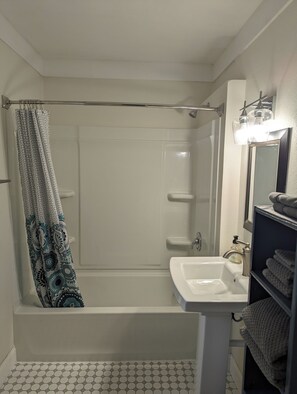 Hair dryer, towels, soap, toilet paper - Lovely 2-bedroom top floor apartment with parking and laundry in peaceful Fargo (Fargo)