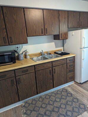 Private kitchen - Lovely 2-bedroom top floor apartment with parking and laundry in peaceful Fargo (Fargo)
