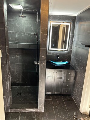 Bruser, håndklæder, Sæbe, Toiletpapir