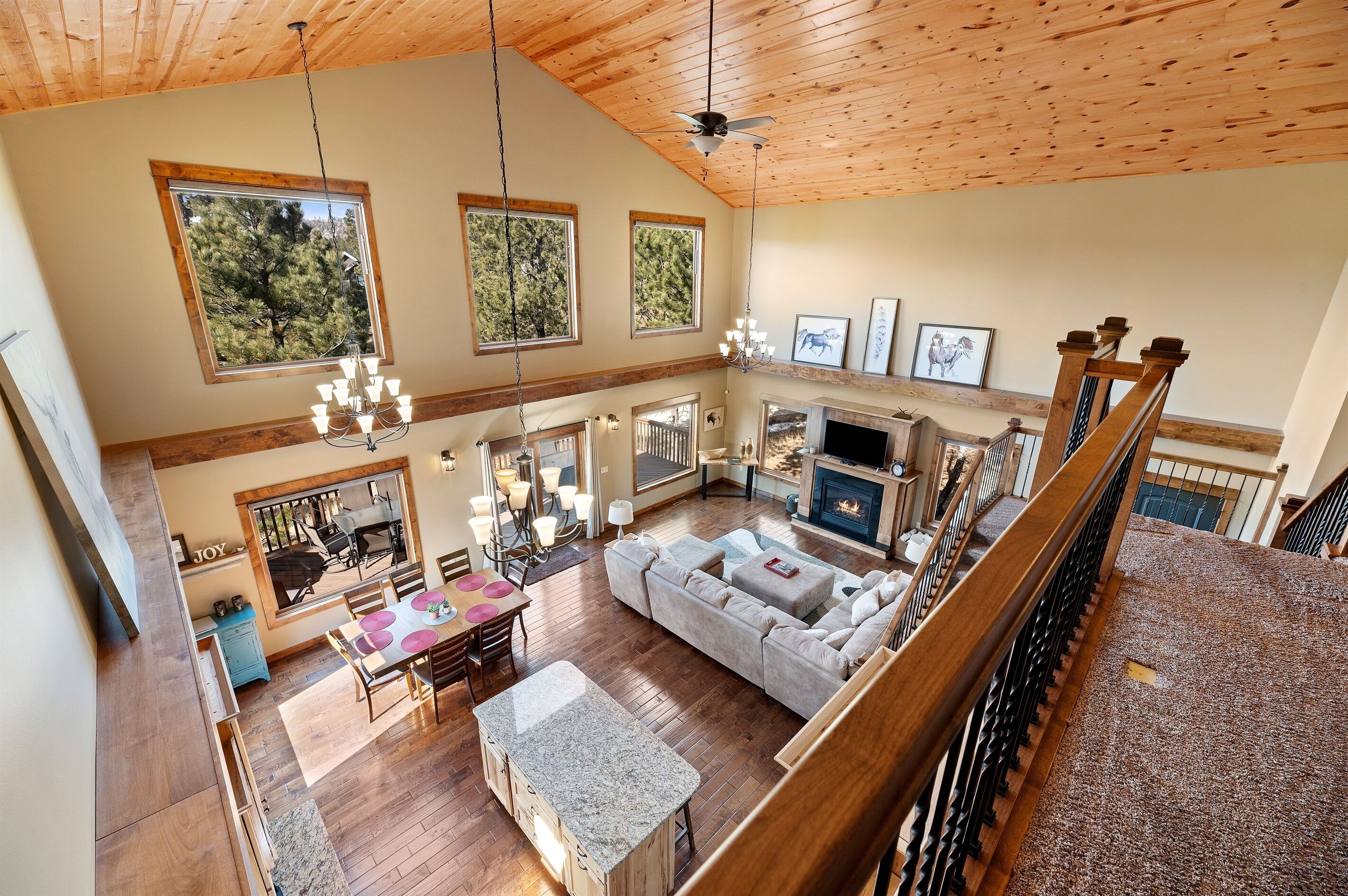 Smart TV, caminetto, tavolo da calcetto