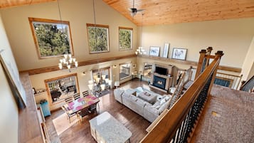 Smart TV, caminetto, tavolo da calcetto