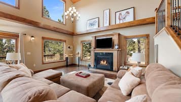 Smart TV, caminetto, tavolo da calcetto