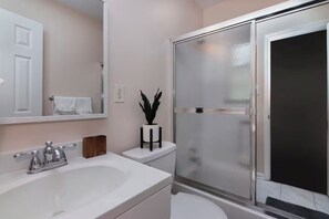 Hair dryer, towels, soap, toilet paper - 2BR Near Uptown Charlotte (Charlotte)