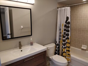Hair dryer, bidet, towels, soap - Cozy Private Detached entire Coach House (Markham)