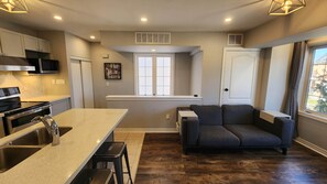 Fridge, microwave, oven, stovetop - Cozy Private Detached entire Coach House (Markham)