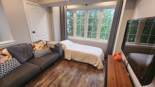 Cozy Private Detached entire Coach House