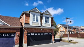 Exterior - Cozy Private Detached entire Coach House (Markham)