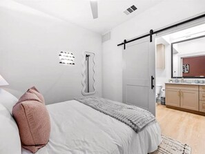 1 bedroom, iron/ironing board, travel cot, WiFi - The Domain Escape | 1BR | Pool, Gym & Fast Wi-Fi (Austin)