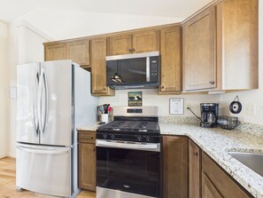 Fridge, microwave, oven, stovetop - Little Bear Lookout-New remodel, open concept, AC, gas fire place, sleeps 6. (Ruidoso)
