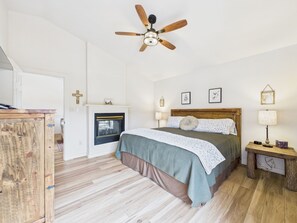 3 bedrooms, desk, WiFi, bed sheets