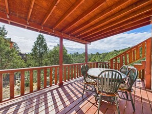 Outdoor dining - Little Bear Lookout-New remodel, open concept, AC, gas fire place, sleeps 6. (Ruidoso)