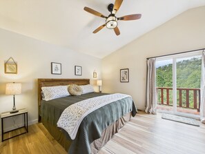 3 bedrooms, desk, WiFi, bed sheets