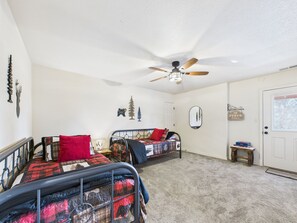 3 bedrooms, desk, WiFi, bed sheets - Little Bear Lookout-New remodel, open concept, AC, gas fire place, sleeps 6. (Ruidoso)