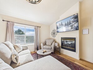 Smart TV, fireplace
