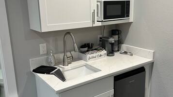 Een koelkast, een microgolfoven, een koffiezetapparaat/waterkoker