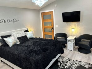 1 bedroom, iron/ironing board, free WiFi, bed sheets - The Cabin at Rocky Top w/ Private Outdoor Hot Tub (Van Buren)