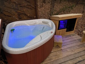 Outdoor spa tub - The Cabin at Rocky Top w/ Private Outdoor Hot Tub (Van Buren)