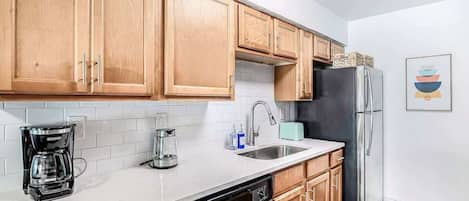 Réfrigérateur, micro-ondes, four, plaque de cuisson